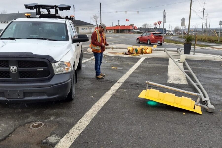 Stoplight falls in Port Haweksbury