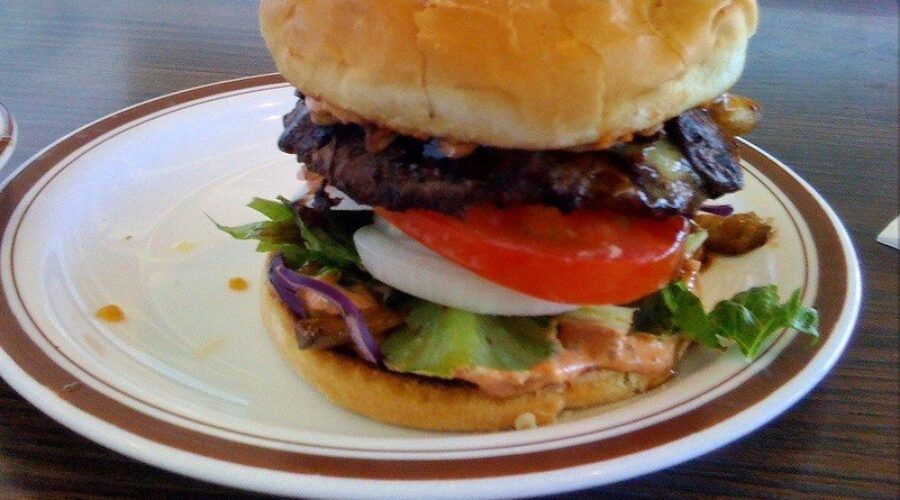 Report reveals too much pizza and fries on school lunch menu