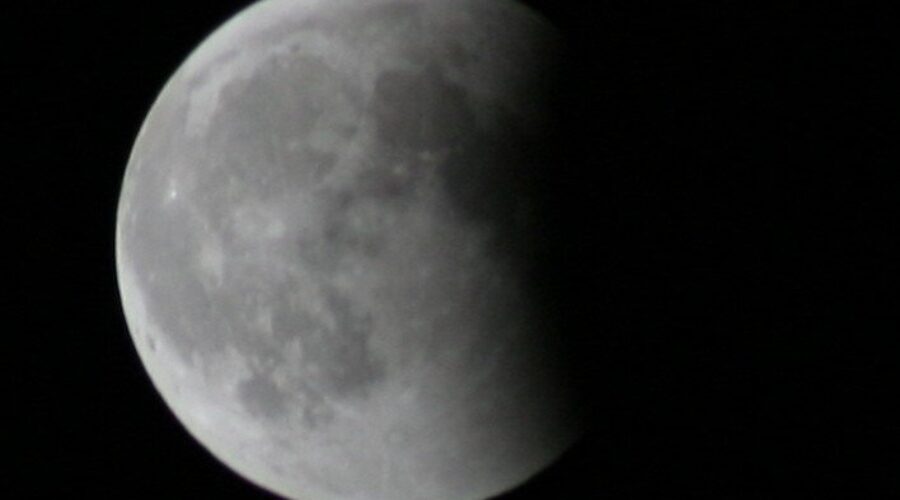 There will be a total Lunar Eclipse tomorrow morning