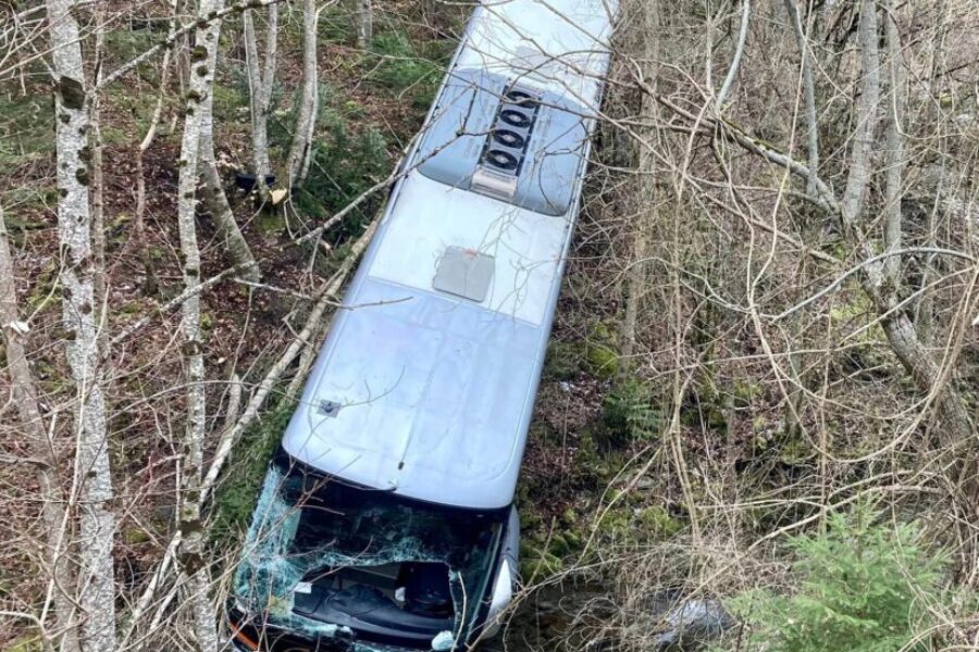 40 children on bus that crashed in French Alps
