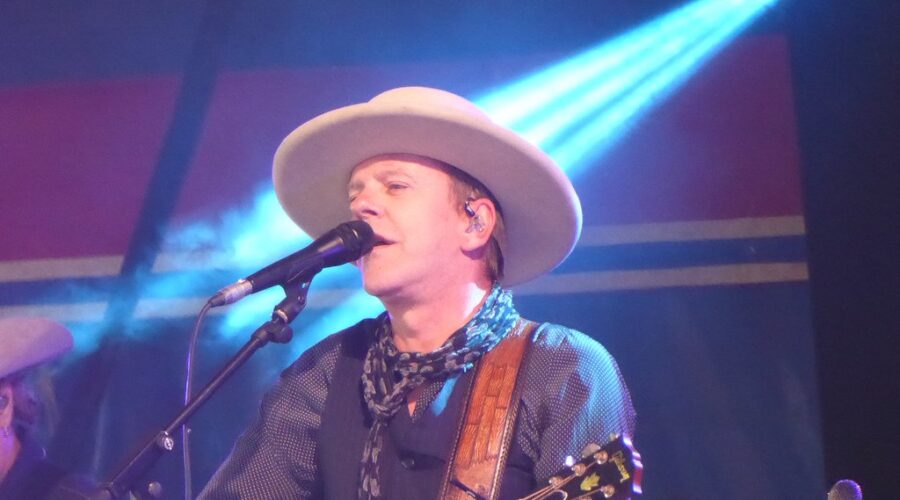 Kiefer Sutherland helped raise over $100,000 for wildfire relief in Nova Scotia!