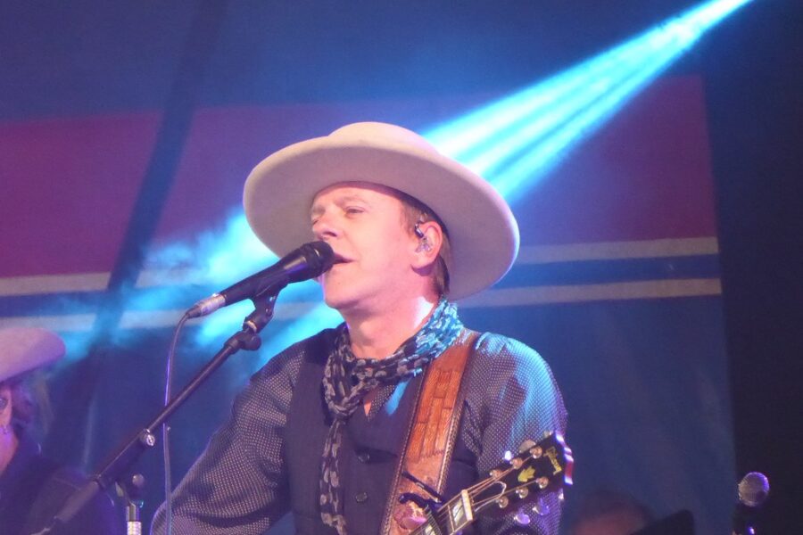 Kiefer Sutherland helped raise over $100,000 for wildfire relief in Nova Scotia!