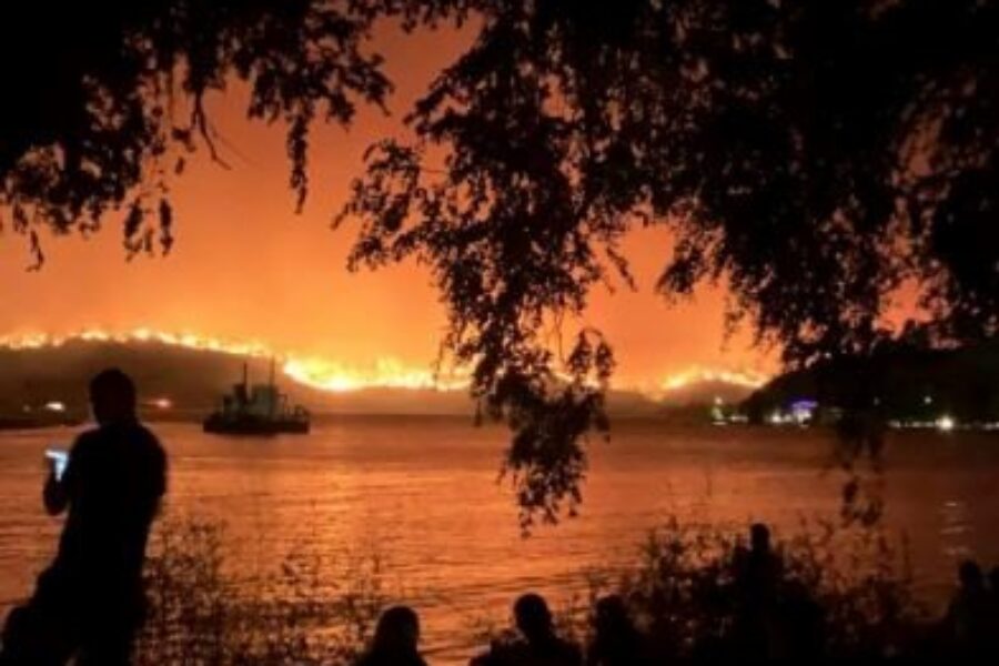 Thousands flee wildfires in Kelowna area of B.C.