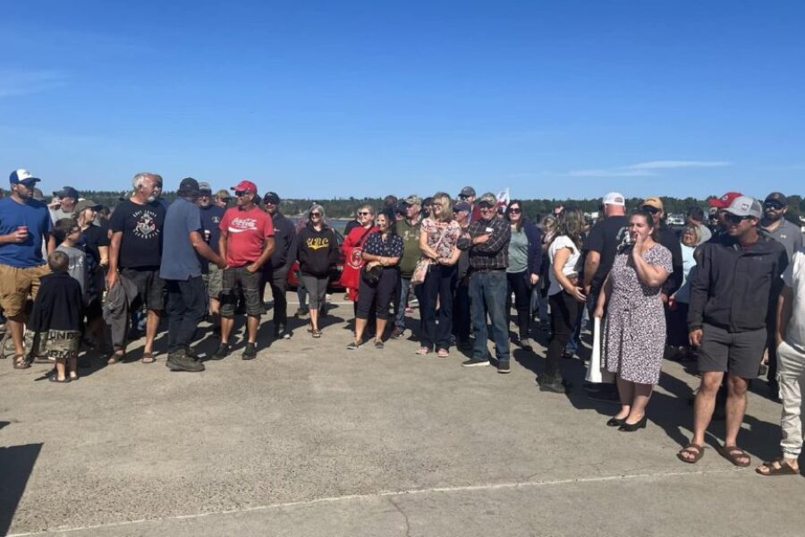 Opposition MPs continue calls for feds to enforce lobster poaching