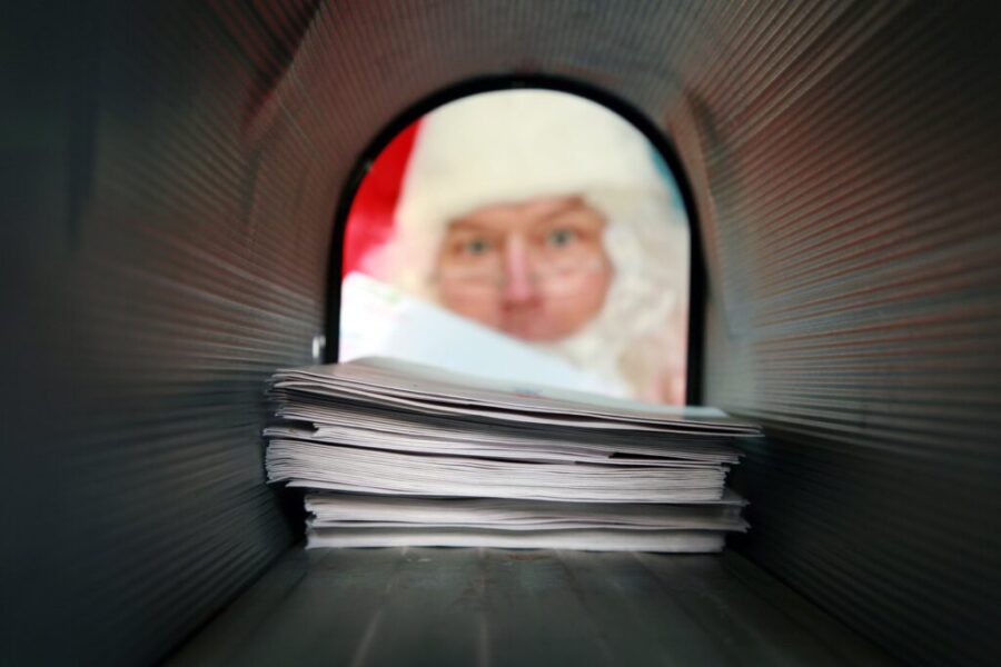 Canada Post makes sure Santa gets his mail