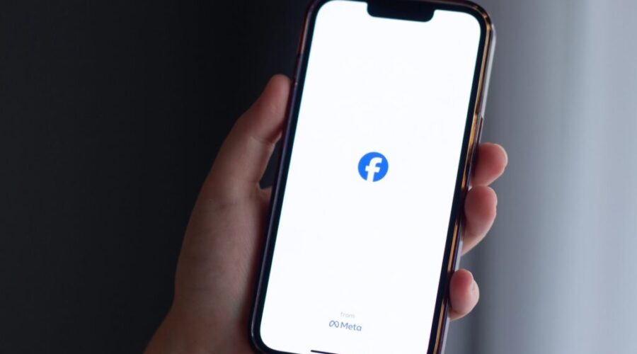 Thousand of users reporting issue with Meta services