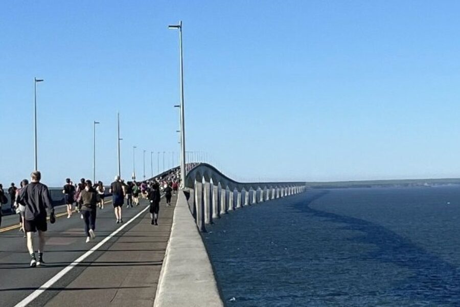 Over 10,000 cross Confederation Bridge for Terry Fox
