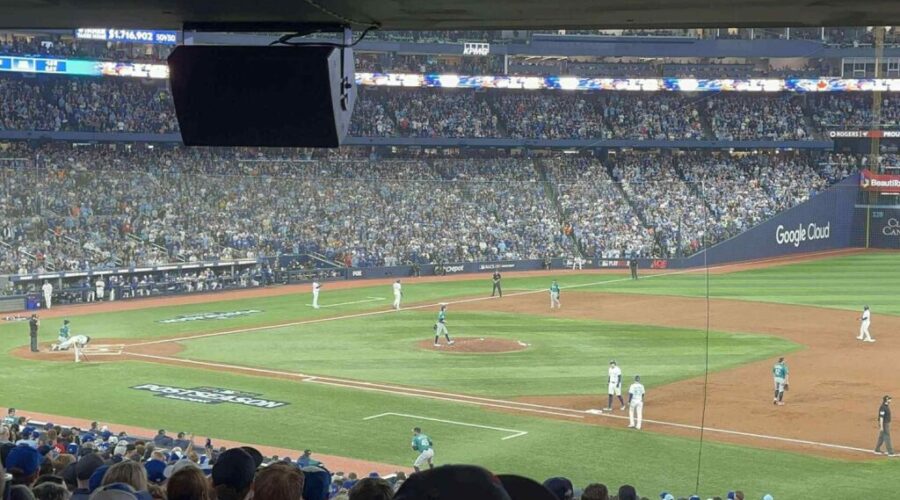 Blue Jays advance to first World Series in 32 years