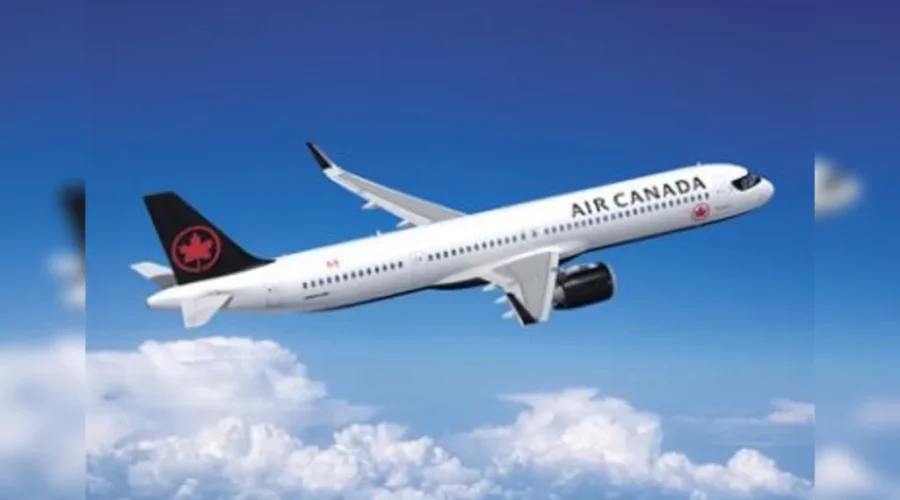 2 pilots dead after Air Canada flight crashes in New York